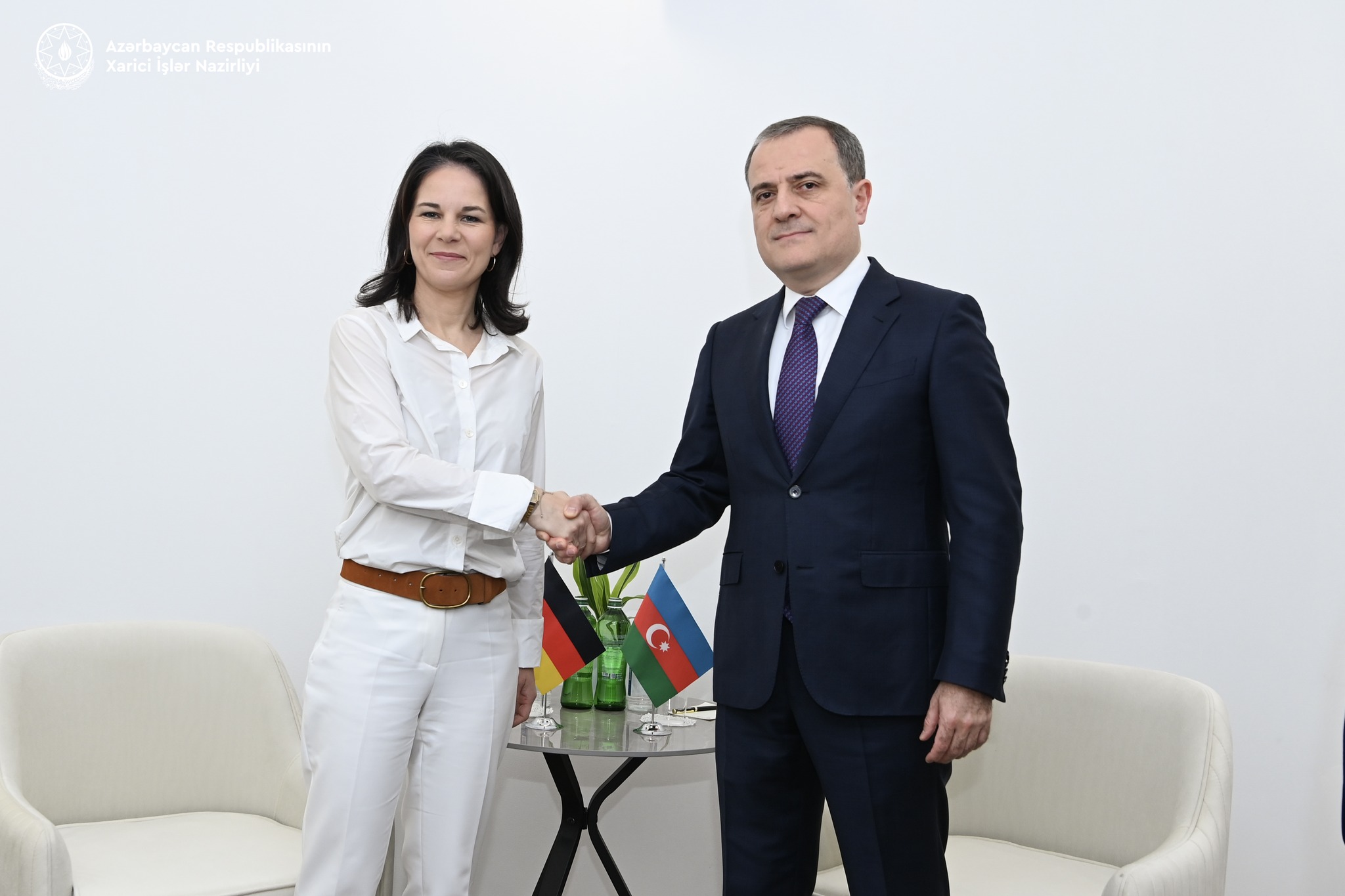 Außenminister Jeyhun Bayramov traf sich mit der deutschen Außenministerin Annalena Baerbock am Rande der COP29 Xeber basligi