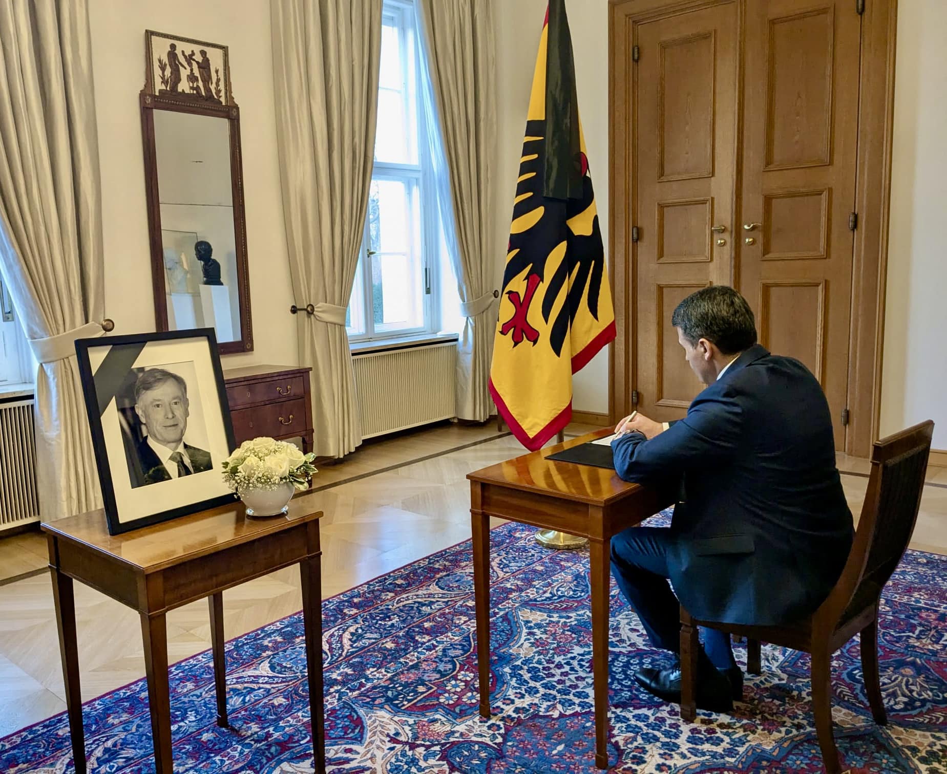 Ambassador Nasimi Aghayev signed the condolence book on the occasion of the death of Horst Köhler Xeber basligi